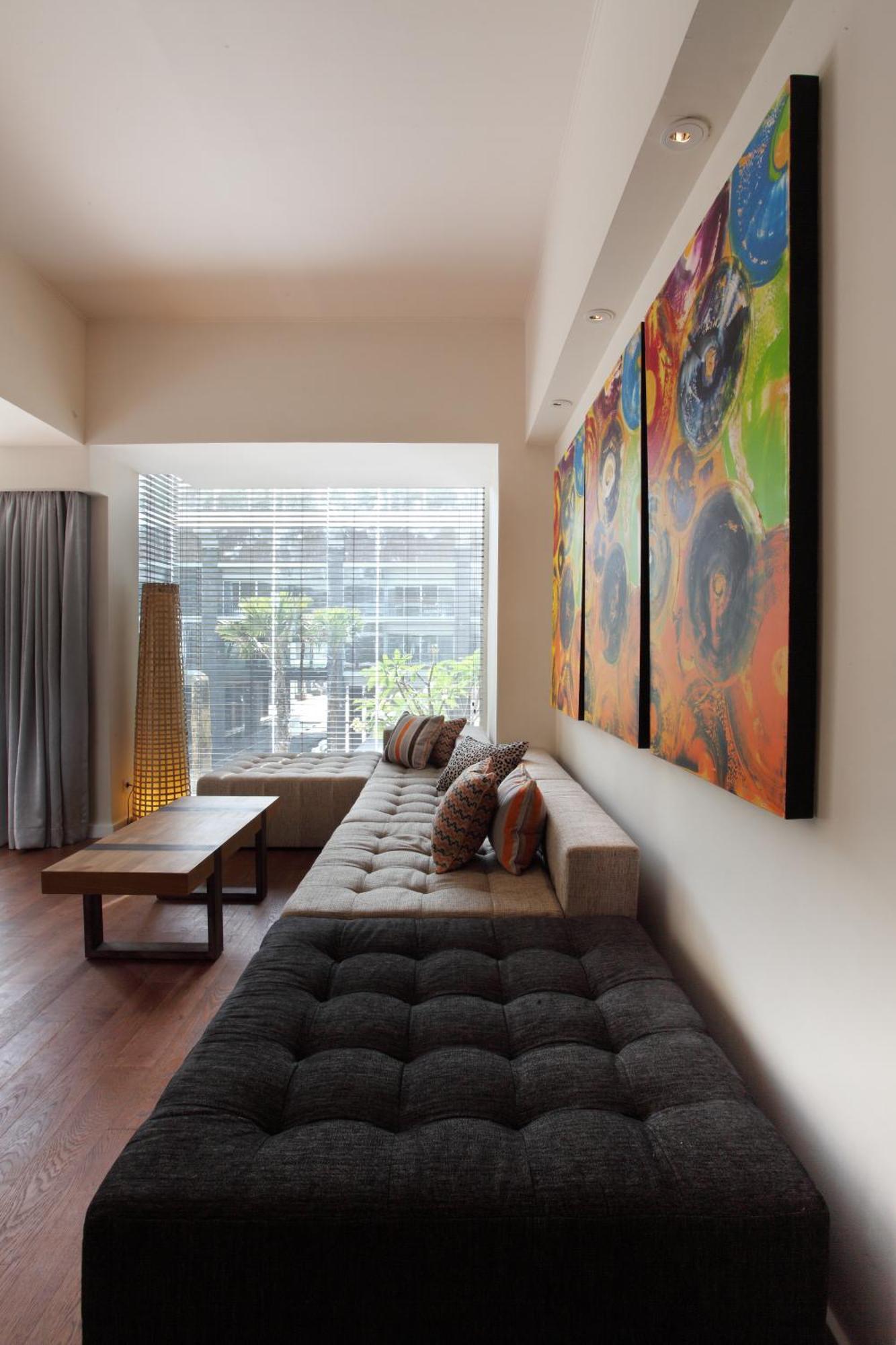 Ts Suites Seminyak  Phòng bức ảnh A living room with a sofa