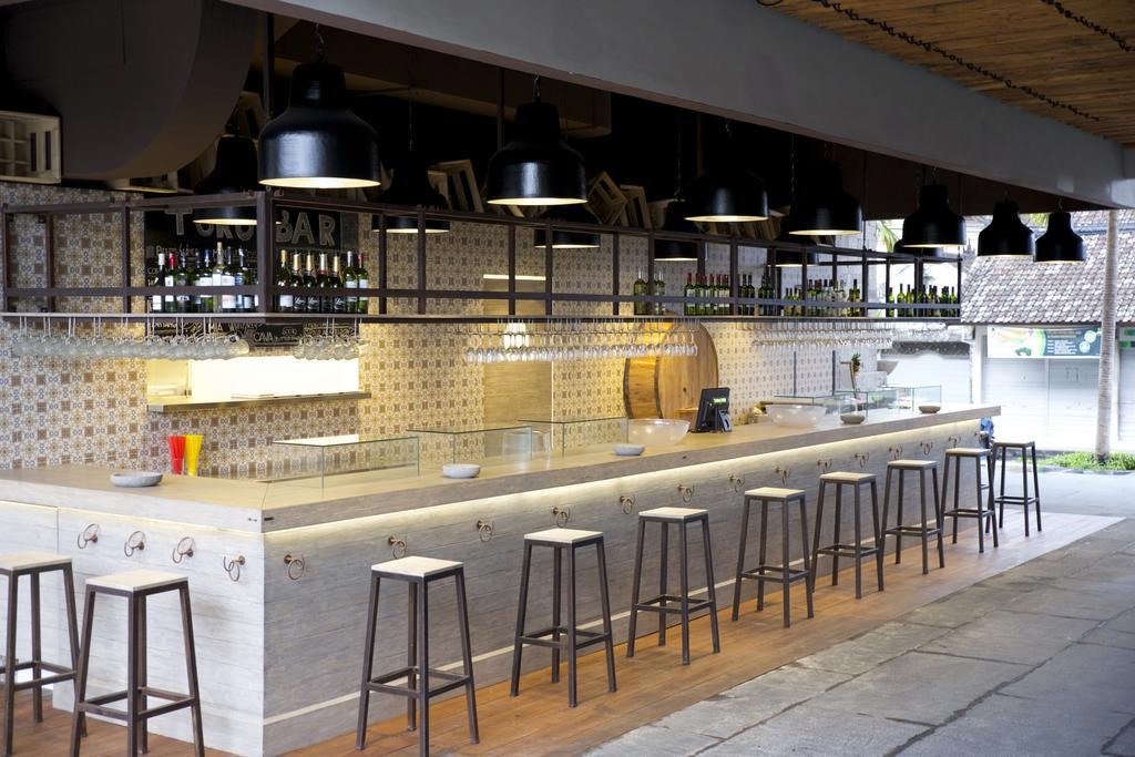 Ts Suites Seminyak  Ngoại thất bức ảnh The bar at the restaurant