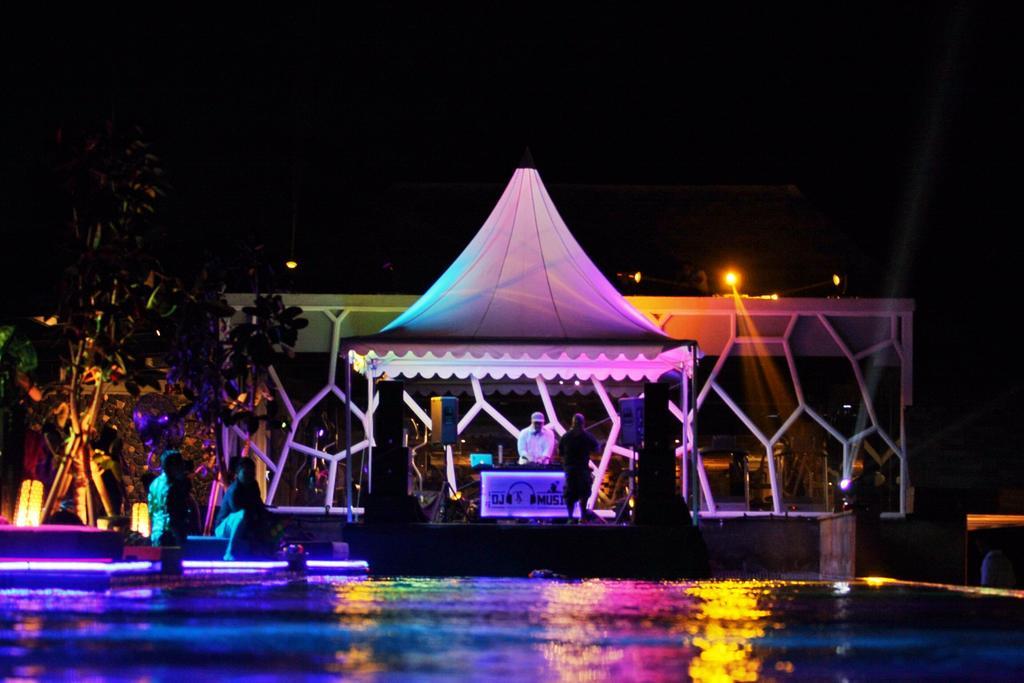 Ts Suites Seminyak  Ngoại thất bức ảnh The stage of the show