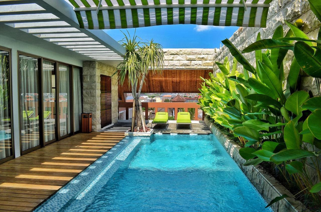 Ts Suites Seminyak  Ngoại thất bức ảnh The swimming pool at the hotel